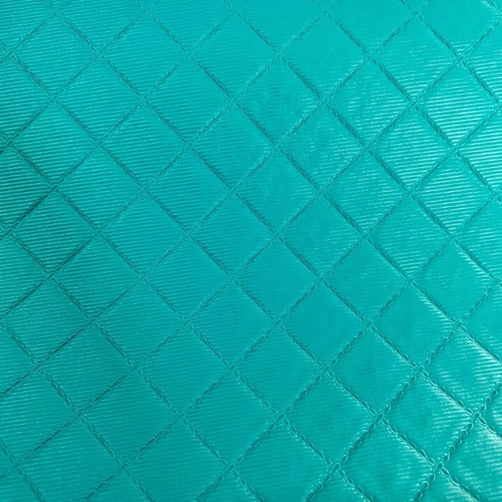 matelasse-djon-pvc-fundo-manta-verde.jpg