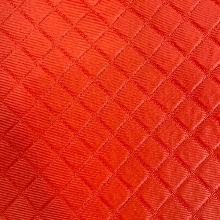 matelasse-djon-pvc-fundo-manta-vermelho.jpg