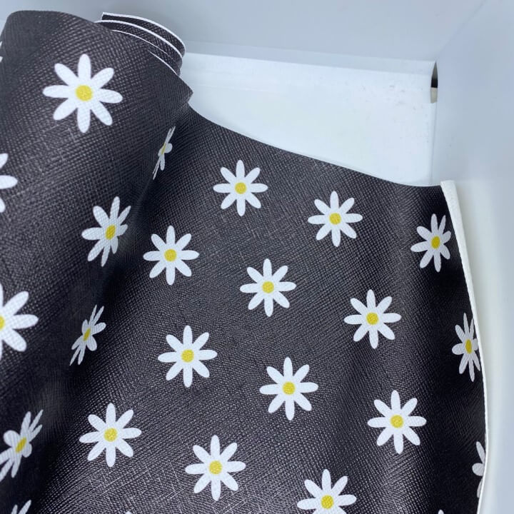 sintetico-prada-margarida-fundo-preto.jpeg